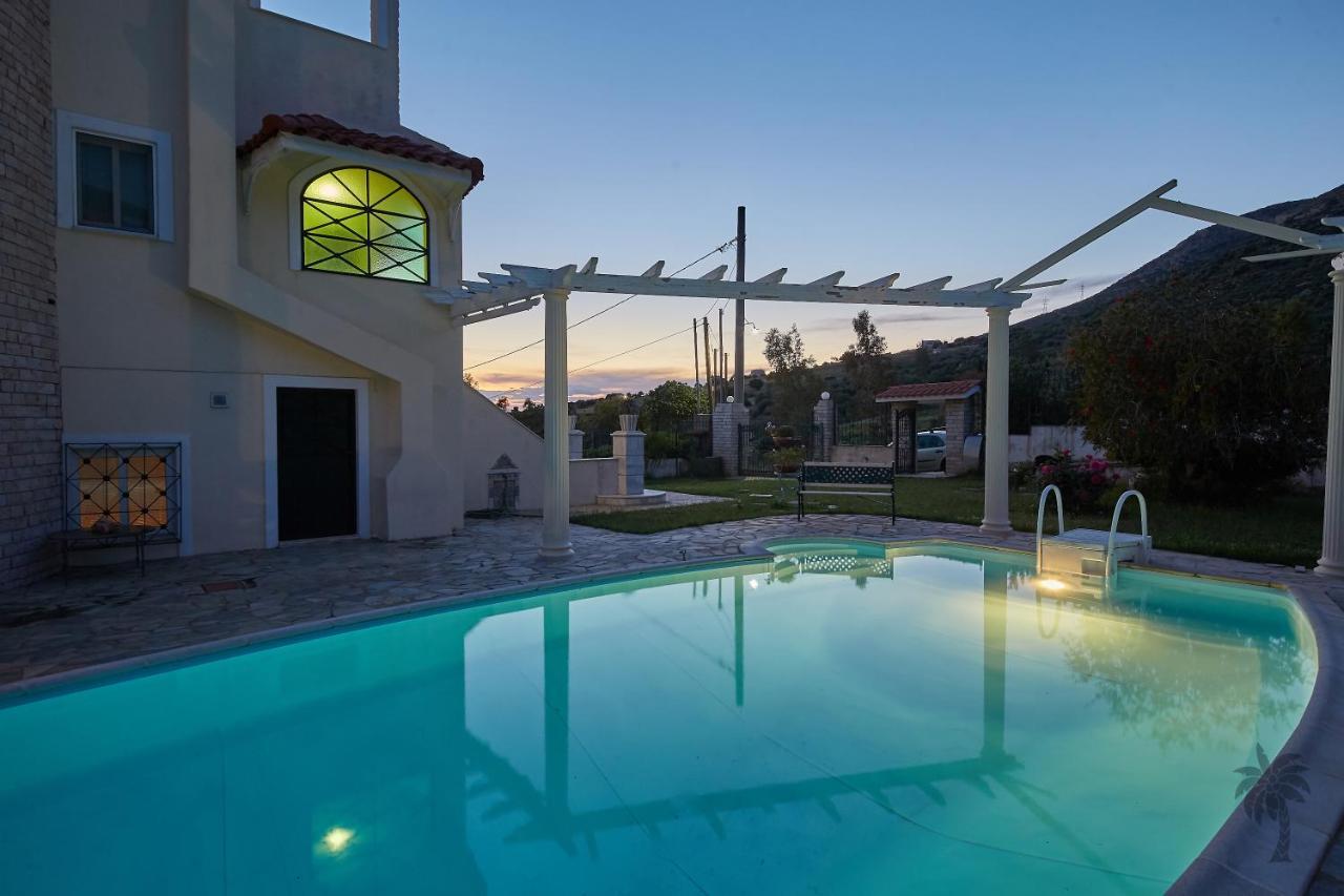 Villa Konstadina With Swimming Pool Kalivia Thorikou Zewnętrze zdjęcie